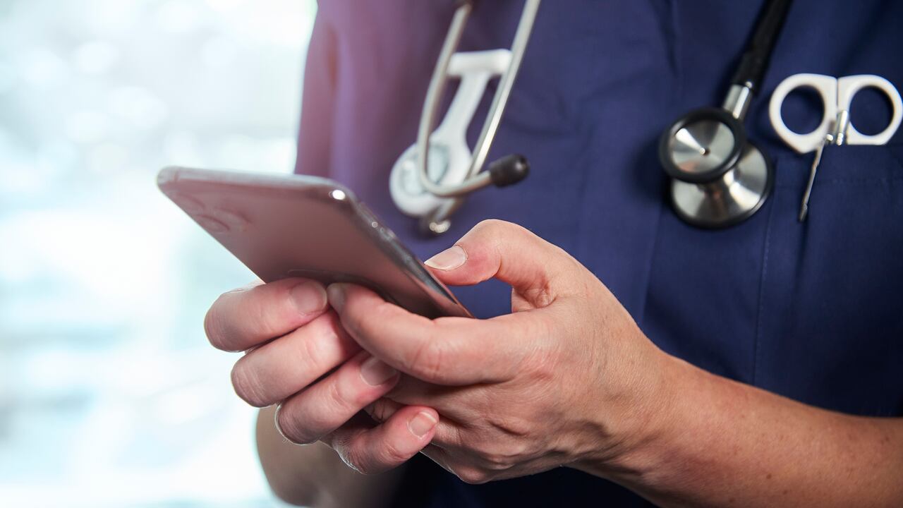 El teléfono móvil ha dado un nuevo paso hacia la asistencia en salud, permitiendo a los usuarios monitorear su estado físico, gestionar medicaciones y controlar su alimentación con herramientas digitales avanzadas.