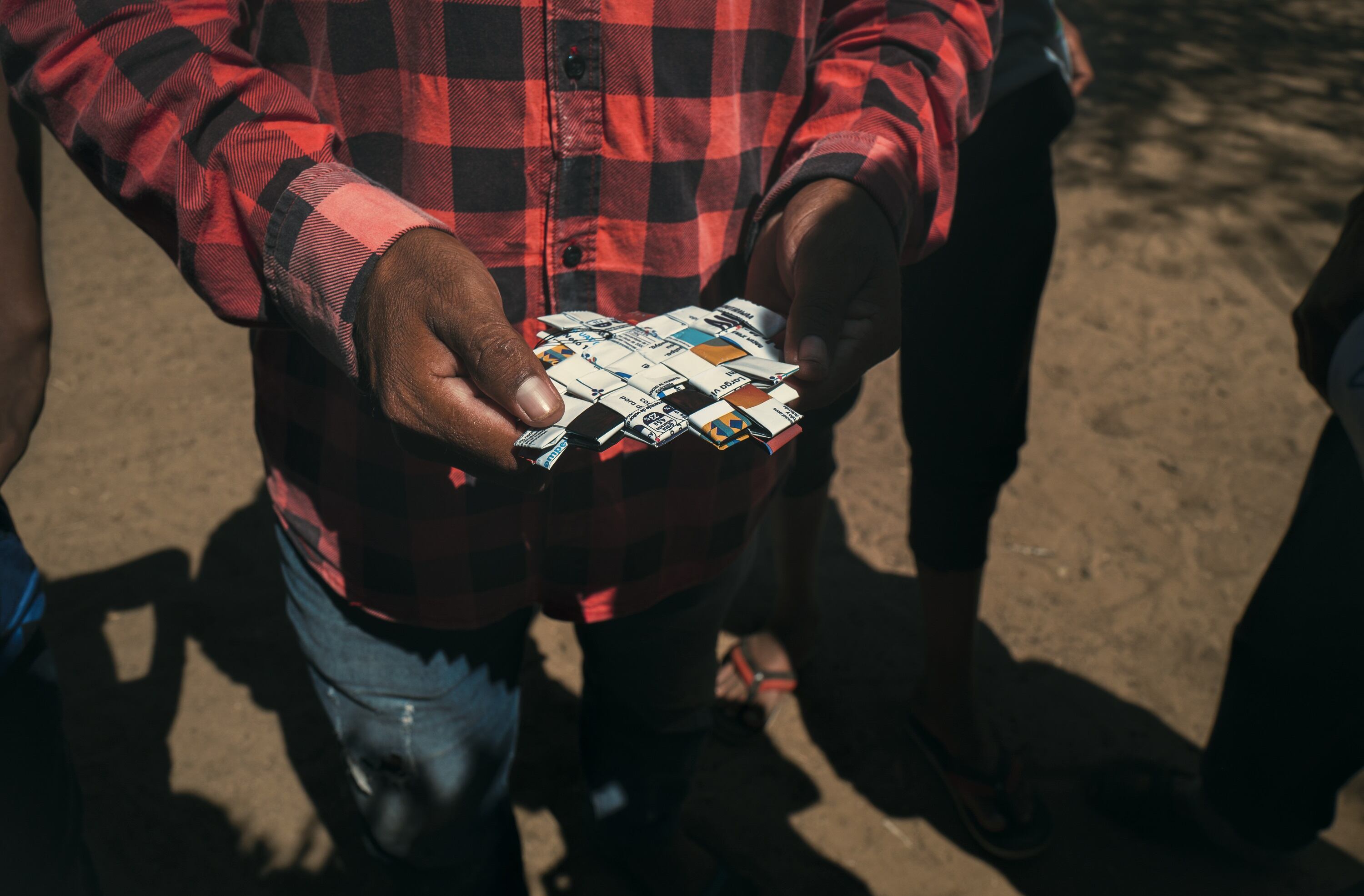 La comunidad creó artículos con los empaques de la donación que fueron comprados por Alpina. Foto: Alpina