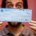 Pagar las tarjetas de crédito, con sus altos intereses, debe figurar alto en la lista de prioridades cuando aparece un dinero inesperado.