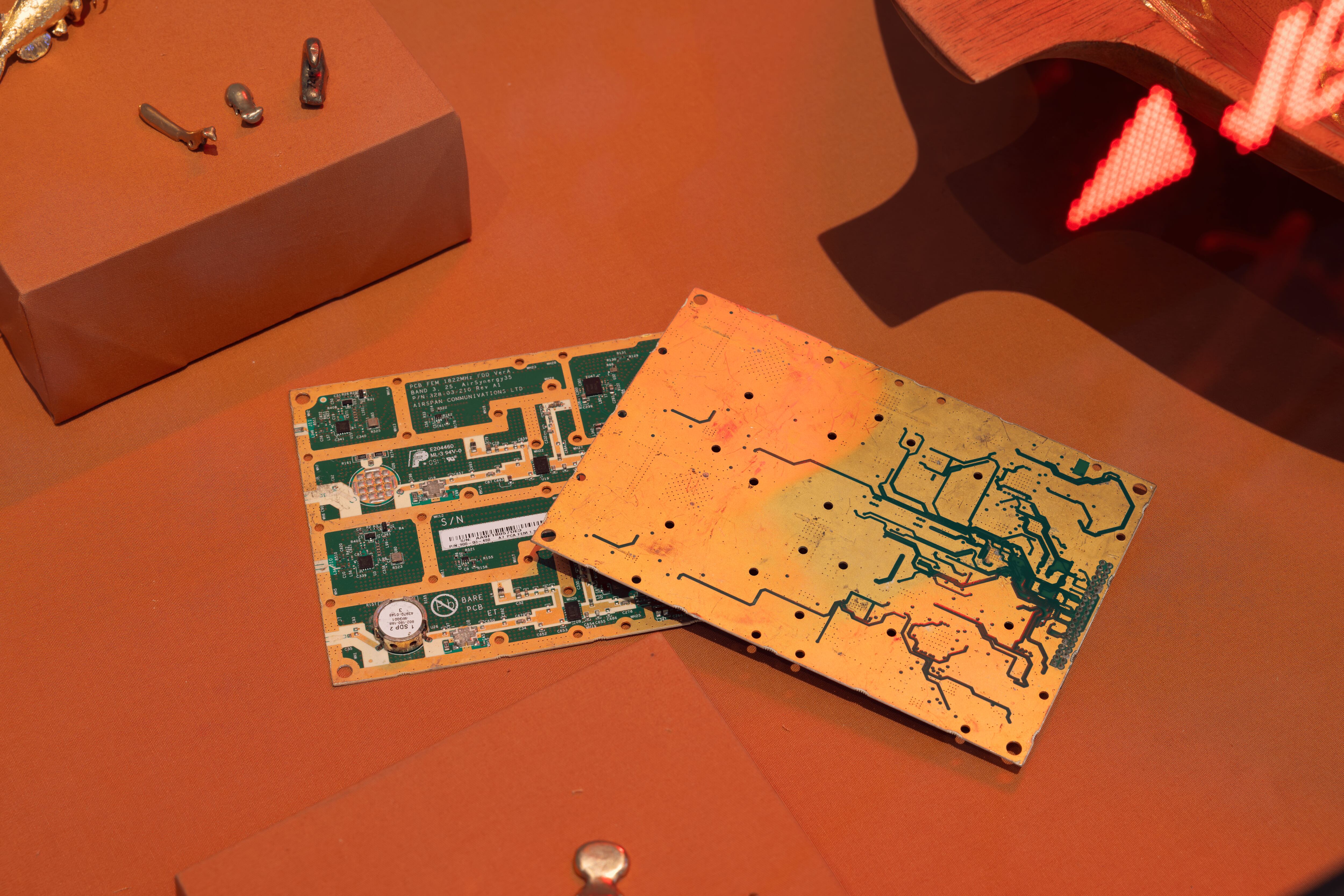 Algunas piezas de esta instalación también se exhiben actualmente en el Museo de Antioquia, en Medellín, donde el público puede acercarse a esta reflexión sobre el río Atrato, el oro y las violencias ambientales desde el contexto colombiano.