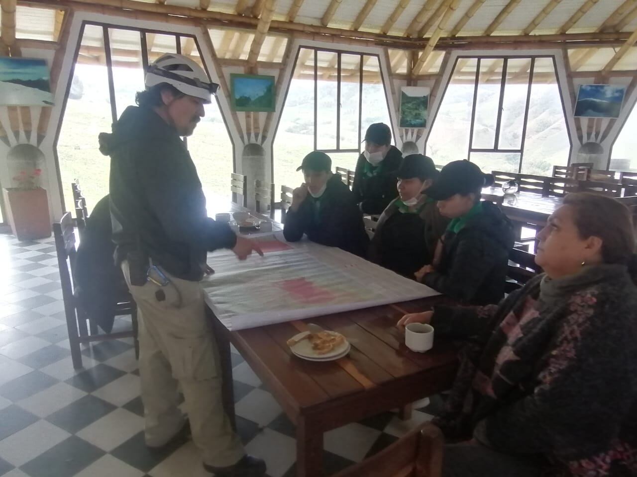 Milton H trabajando con la comunidad.