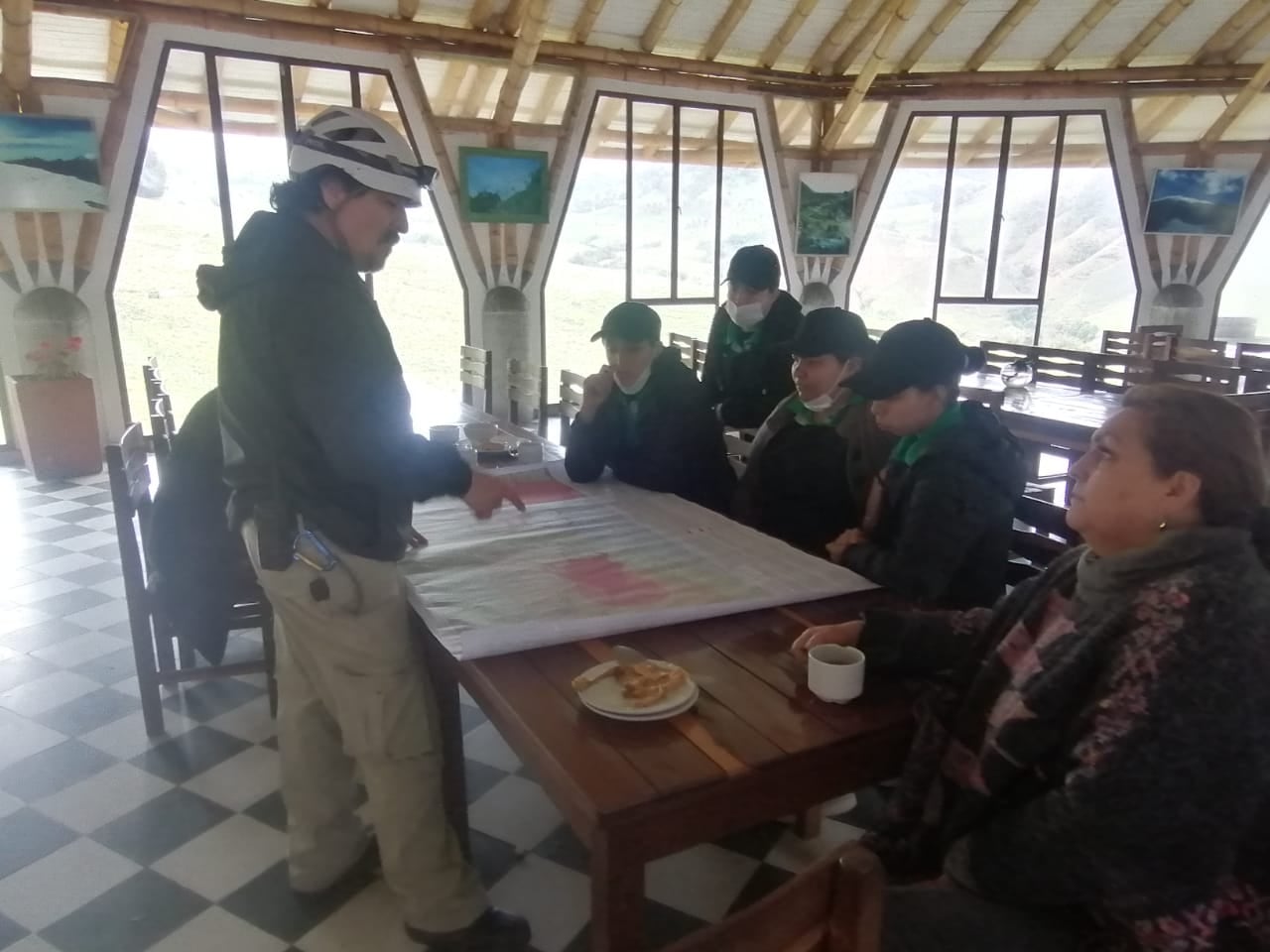 Milton H trabajando con la comunidad.