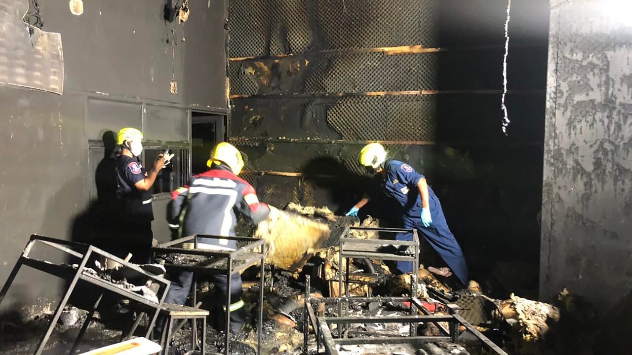 Esta foto tomada y publicada el 5 de agosto de 2022 por la Fundación de Rescate Sawang Rojanathammasathan muestra a los trabajadores de rescate dentro del club nocturno Mountain B tras un incendio en el distrito de Sattahip, en la provincia tailandesa de Chonburi. - Un incendio arrasó un club nocturno tailandés a primera hora del 5 de agosto, matando al menos a 14 personas e hiriendo a 40, dijo un funcionario de los servicios de rescate. (Foto de Handout / Sawang Rojanathammasathan Rescue Foundation / AFP)