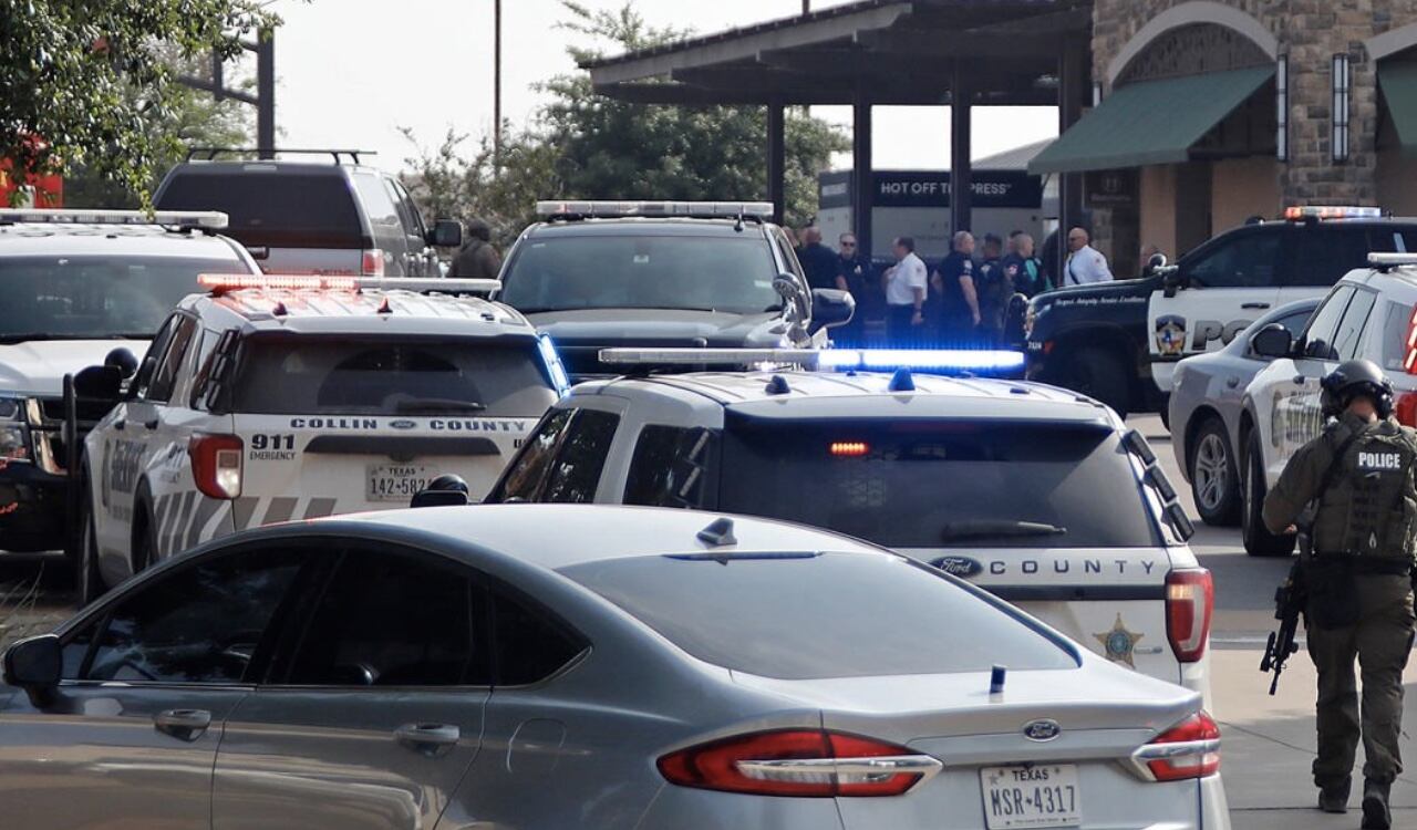 Las autoridades pensaron en un primer momento que podría haber un segundo tirador en Allen Premium Outlets
