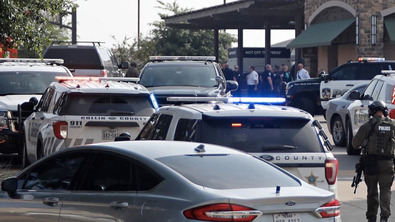 Las autoridades pensaron en un primer momento que podría haber un segundo tirador en Allen Premium Outlets