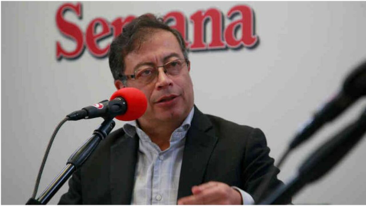 Gustavo Petro, senador, en las instalaciones de la revista Semana, en Bogotá
