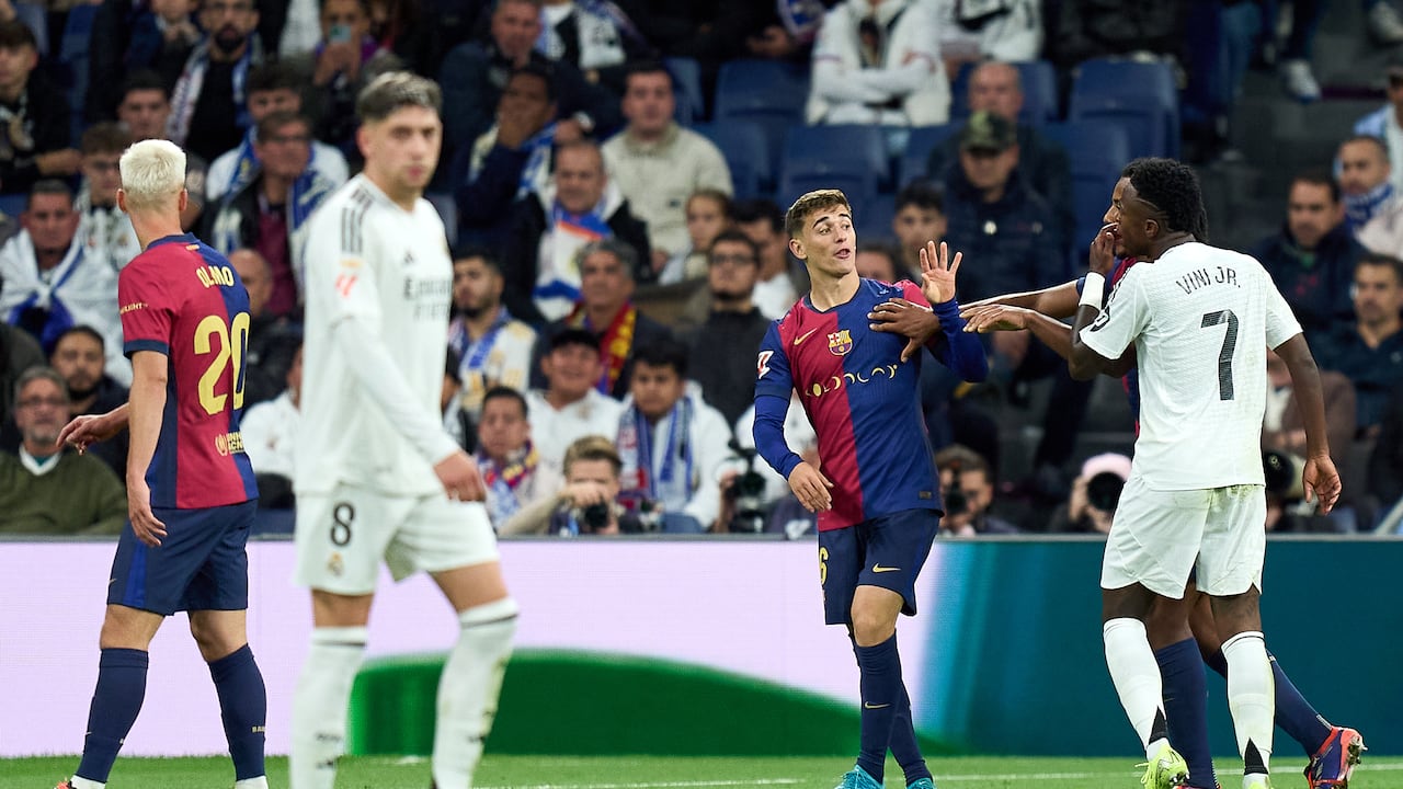 Gavi del FC Barcelona y Vinicius Junior del Real Madrid durante el partido de LaLiga entre el Real Madrid CF y el FC Barcelona.