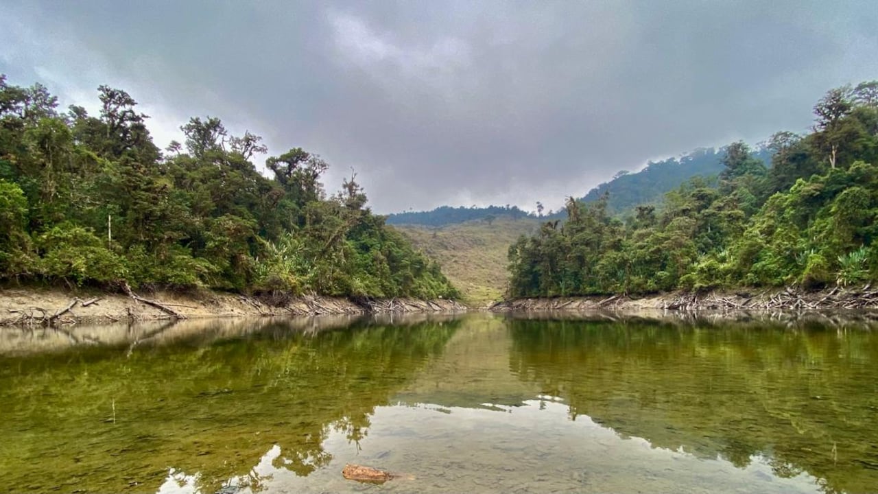Ubicada en el corregimiento de Monserrate, sector San Vicente, en un bosque húmedo tropical de clima templado, esta laguna destaca por los intensos tonos verdes reflejados en sus aguas.