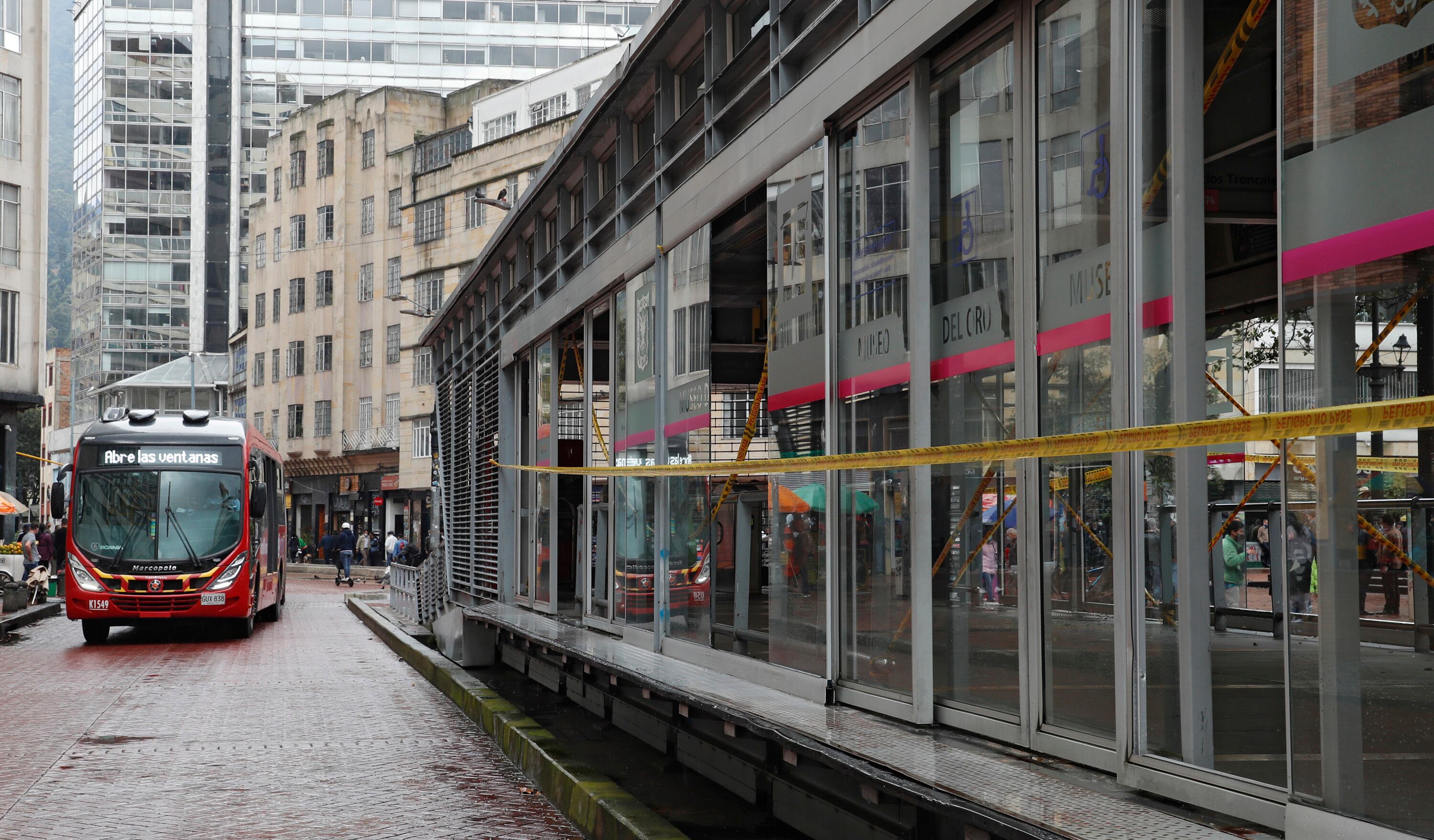 Daños en la estación Museo del Oro de transmilenio  por vándalos durante las protestas  contra la reforma tributaria
Bogota mayo 3 del 2021
Foto Guillermo Torres Reina / Semana