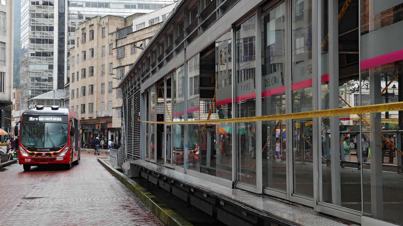 Daños en la estación Museo del Oro de Transmilenio por vándalos durante las protestas