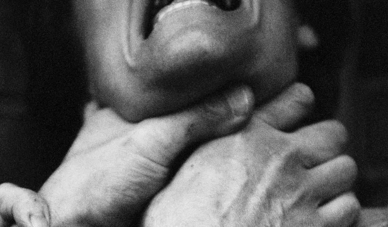 El hombre estranguló a la mujer al borde de quitarle la vida (imagen de referencia)