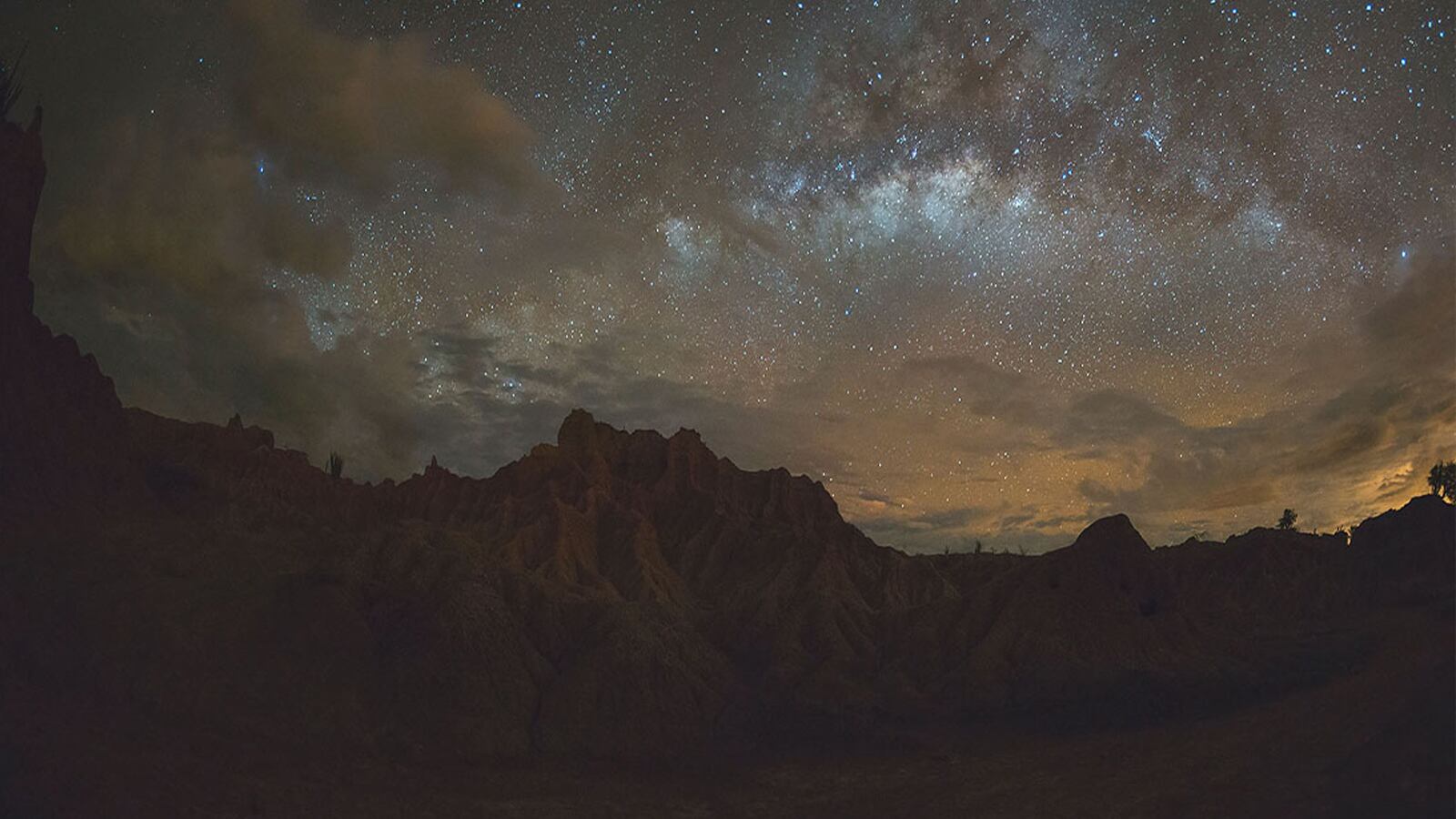 En el Desierto de la Tatacoa se puede hacer turismo astronómico por su ambiente libre de contaminación lumínica.