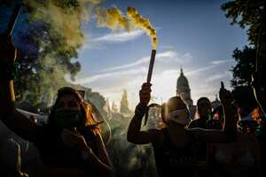 Activistas por el derecho al aborto se manifiestan frente al Congreso mientras los legisladores debaten un proyecto de ley sobre su legalización, en Buenos Aires, Argentina. Se espera que la cámara baja vote sobre un proyecto de ley sobre el aborto legal presentado por el presidente Alberto Fernández. Foto AP / Natacha Pisarenko.