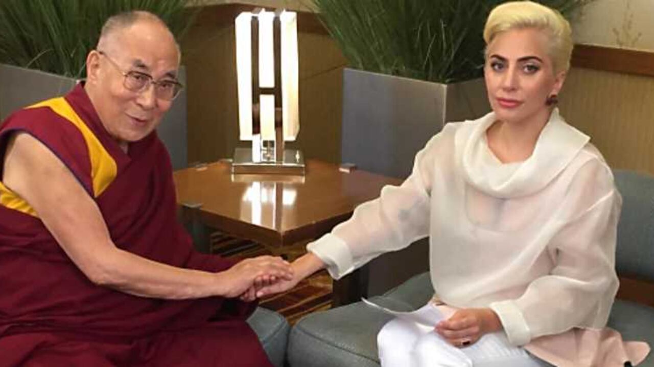 Dalái lama y Lady Gaga durante una conferencia de alcaldes organizada en el estado de Indiana (Estados Unidos).