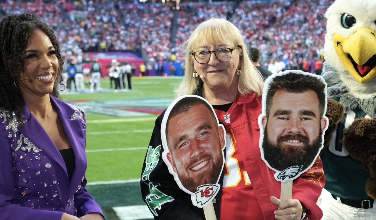 Los Kelce fueron los primeros hermanos en enfrentarse en un Super Bowl y la madre de ambos, Donna Kelce, estuvo presente para felicitar a Travis y consolar a Jason