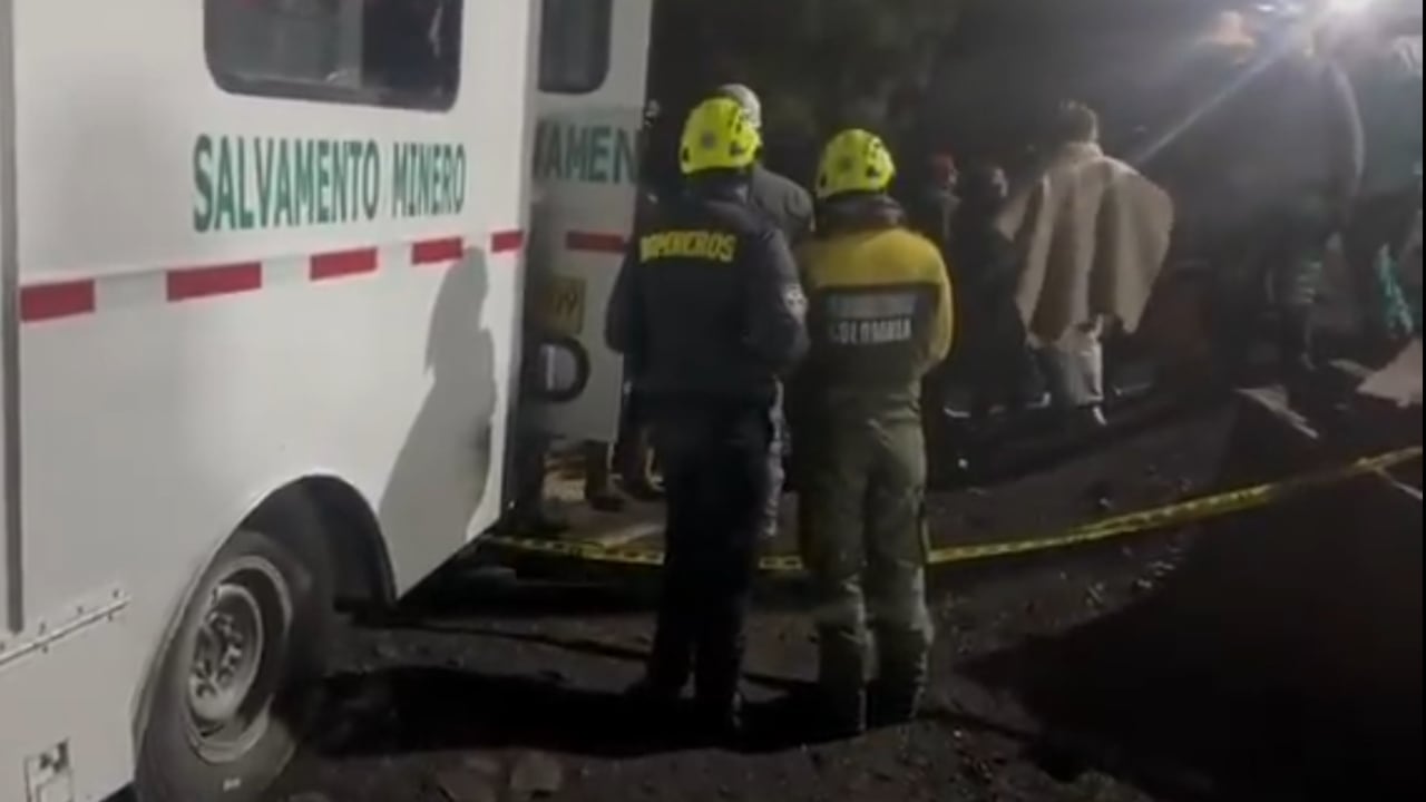 Organismos de emergencia realizando las labores para intentar rescatar a los mineros.