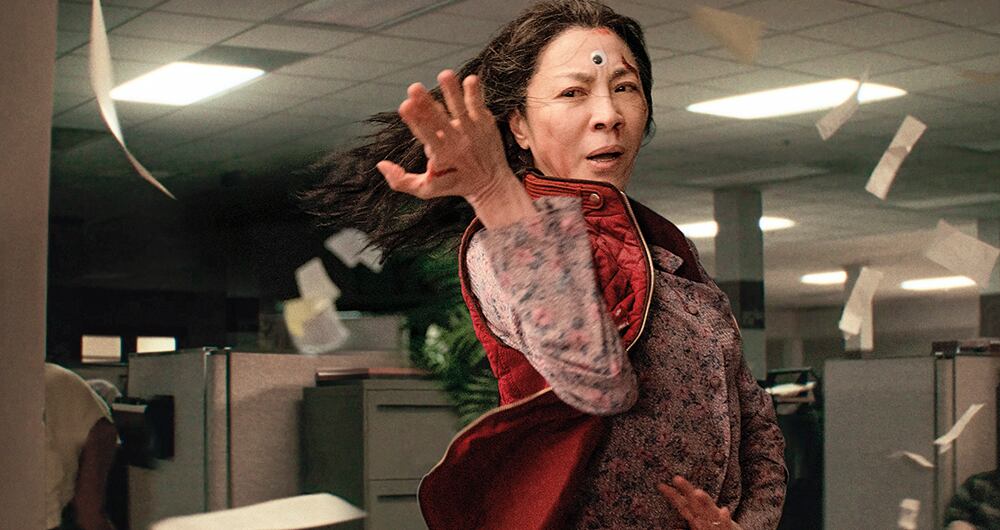 Una señora que atiende una lavandería, Evelyn Wang (Michelle Yeoh, la real competencia de Cate Blanchett en los premios Óscar) la súper-heroína de este cuento que va a niveles estrafalarios para contar y sanar algo tan simple como triste y duro. 