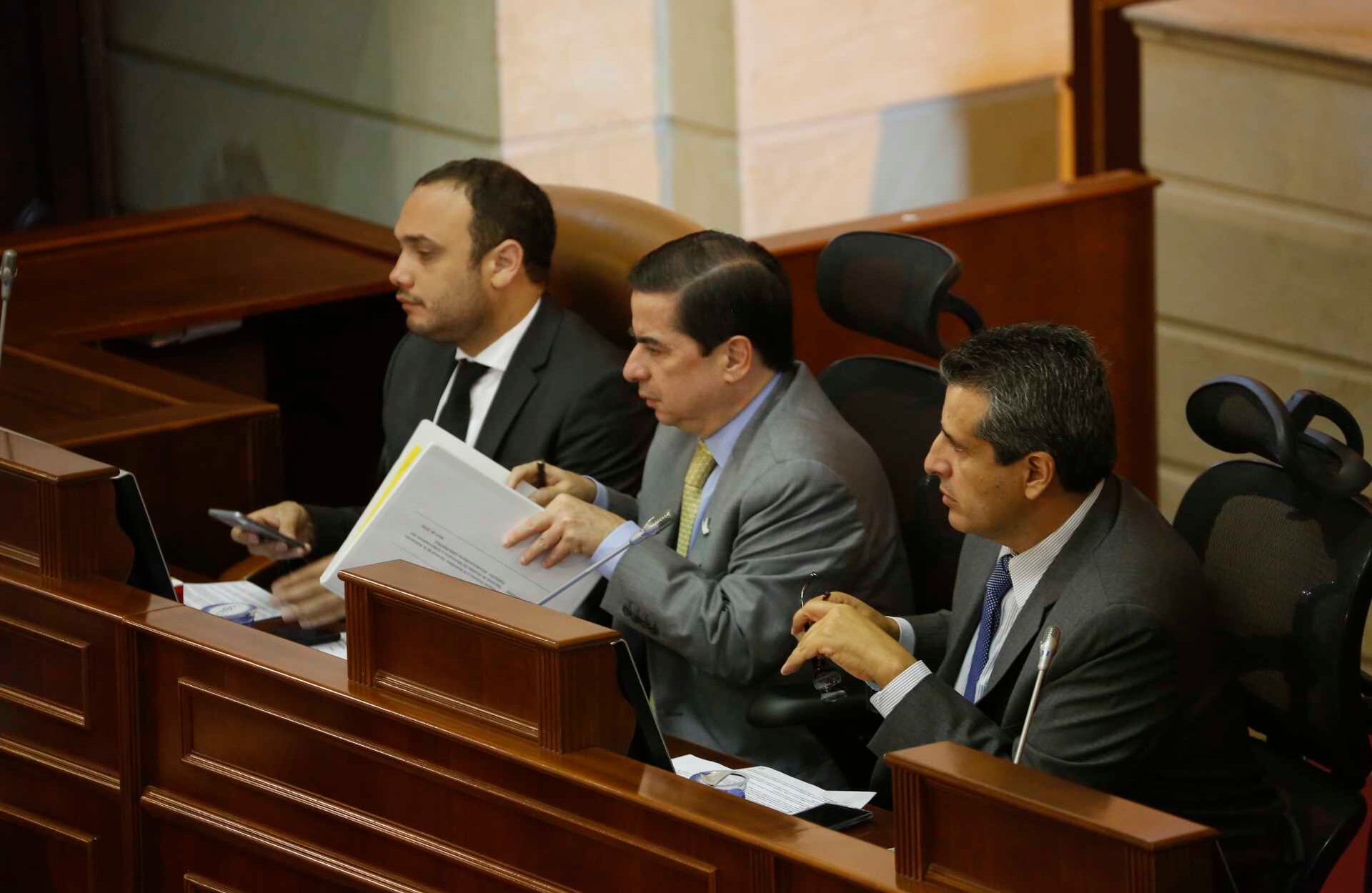  El ministro del Interior Juan Fernando Cristo, y los presidentes del Senado, Luis Fernando Velasco y de la Cámara Alfredo de Luque. / Foto: Guillermo Torres / SEMANA. 