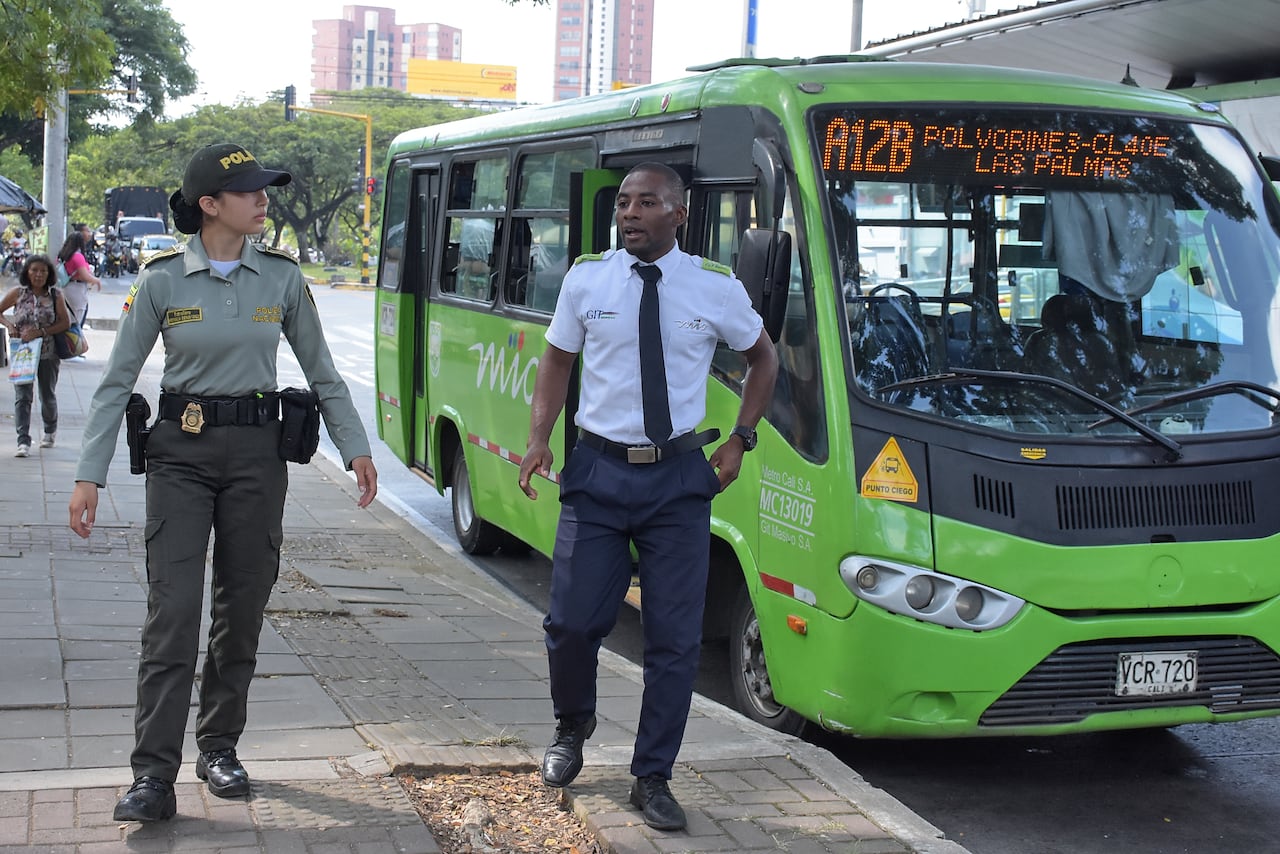 En la Estación Meléndez del MIO, la Policía hace el acompañamiento a los conductores que manejan los Alimentadores del sistema y que recorren la zona de ladera en la comuna 18 de la ciudad para evitar agresiones en su contra por parte de desadaptados.
