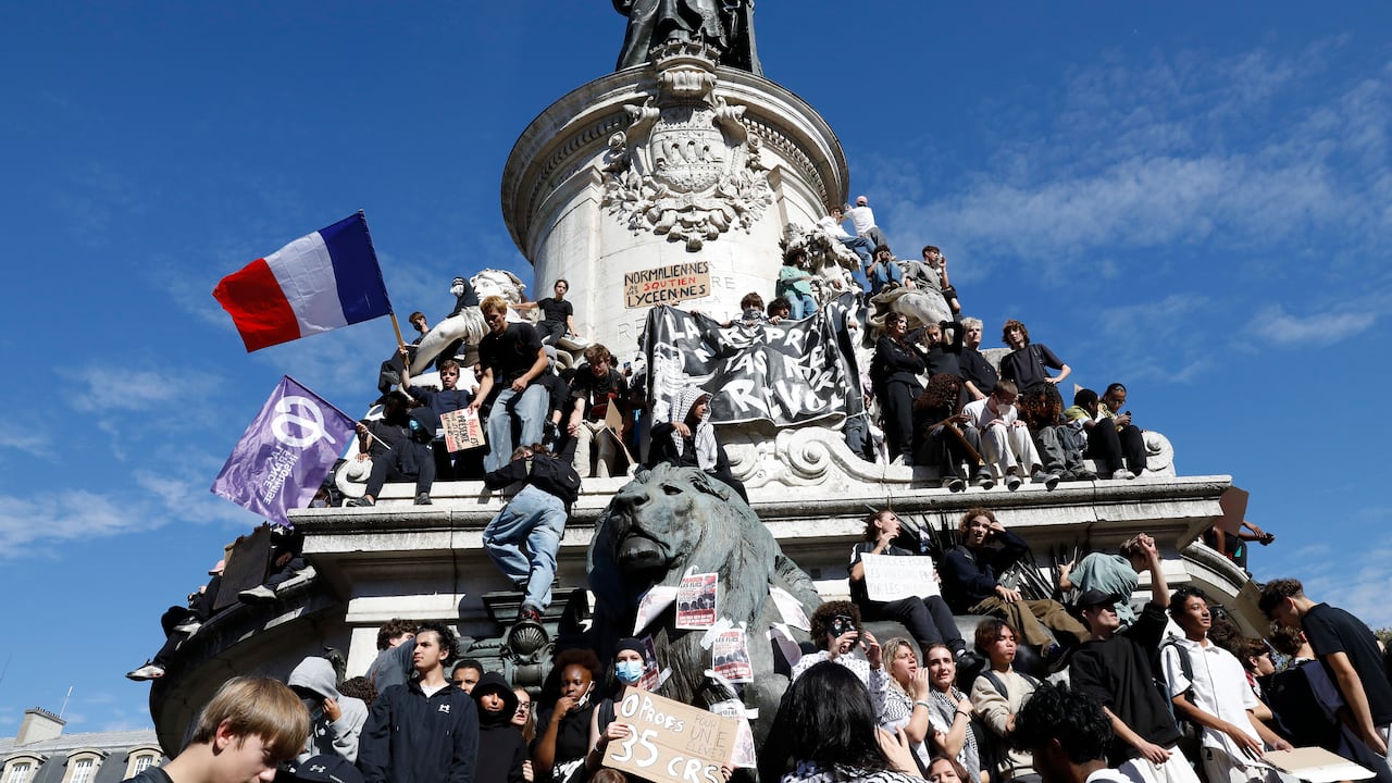 Protestas alrededor de la estatua que representa a la República Francesa, en el centro de la plaza de la República. (Foto de Antoine Gyori - Corbis/Corbis vía Getty Images)