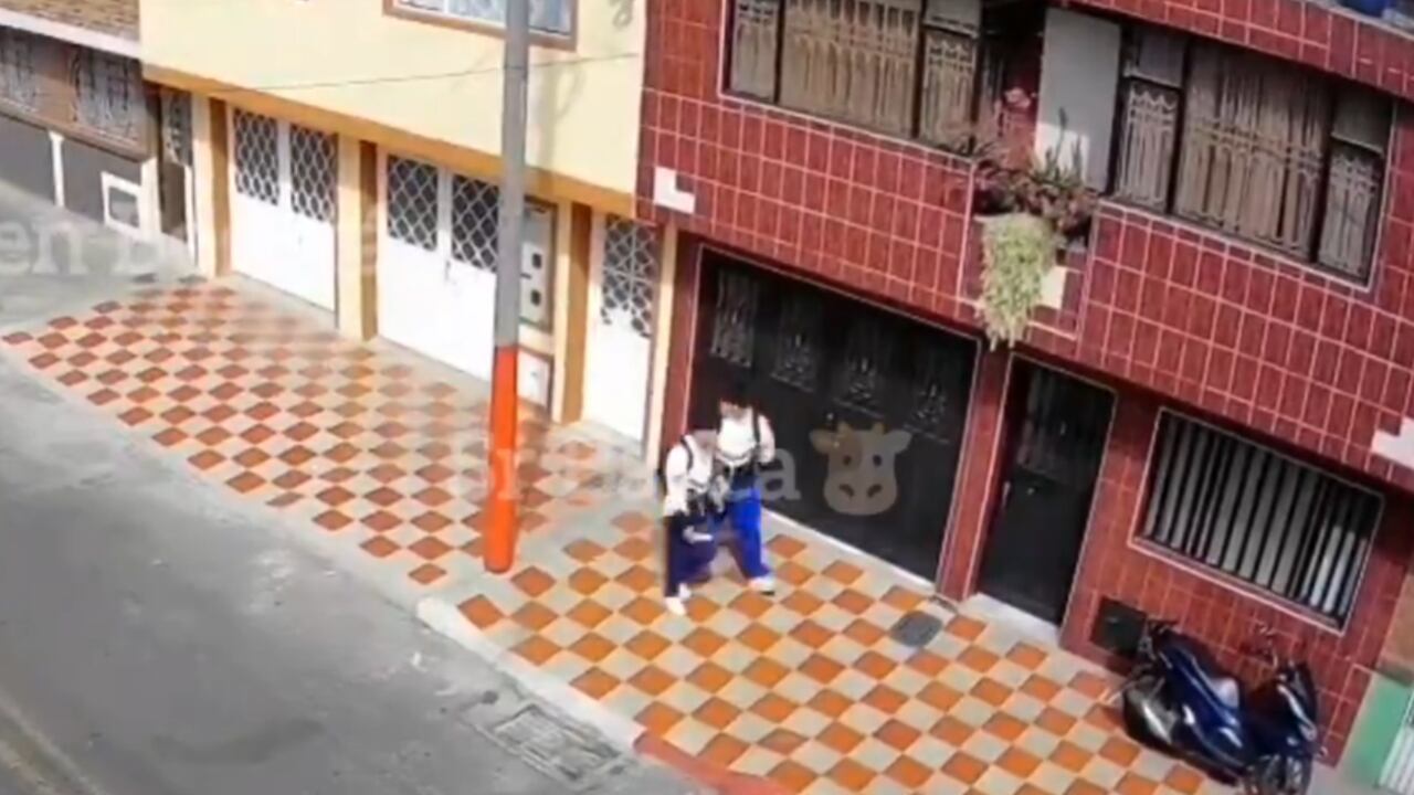 Este es el momento en el que los jóvenes se devolvieron asustados tras lo sucedido.