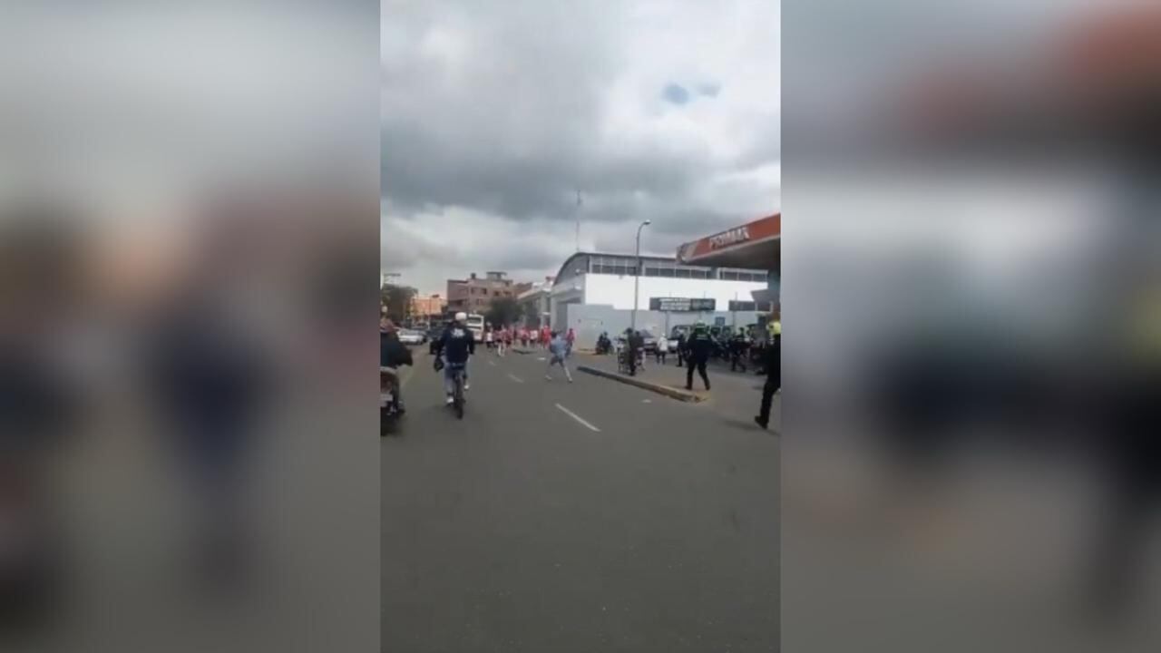 Pelea de supuestos hinchas en Bogotá.
