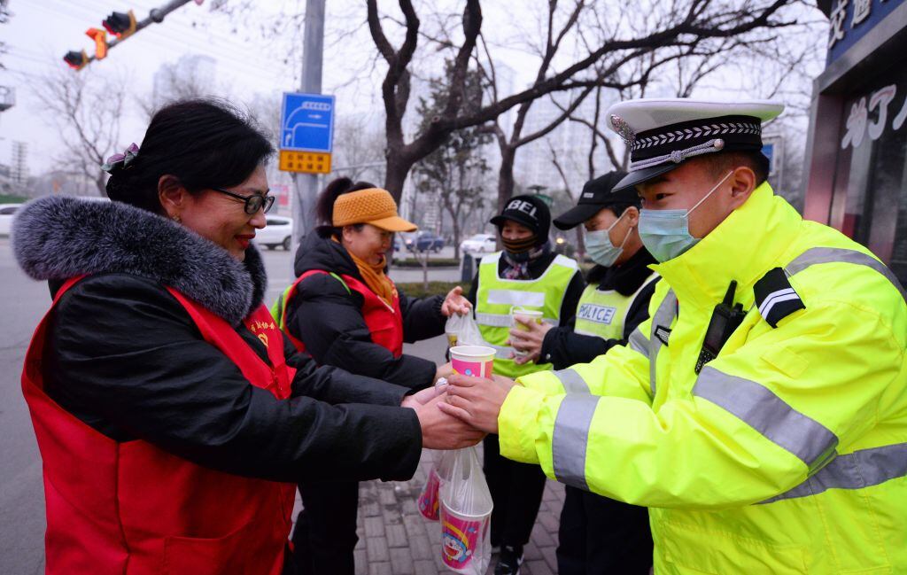 Voluntarios sirven gachas de Laba gratuitas en la ciudad de Tengzhou, provincia de Shandong, en el este de China, el 10 de enero de 2022. El Festival de Laba, literalmente el octavo día del duodécimo mes lunar, se considera un preludio del Festival de Primavera o Año Nuevo Lunar chino. Es costumbre comer gachas de Laba en este día. (Foto de Li Zhijun/Xinhua vía Getty Images)