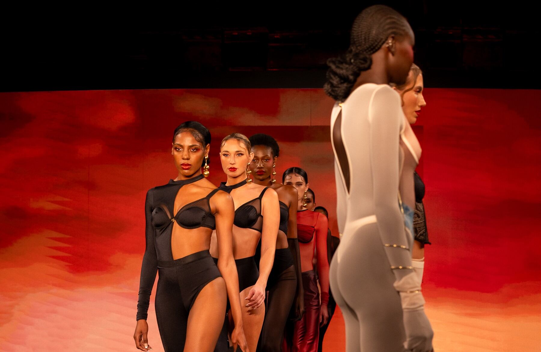 Diseños de la marca colombiana Santísimas en el New York Fashion Week 2024.