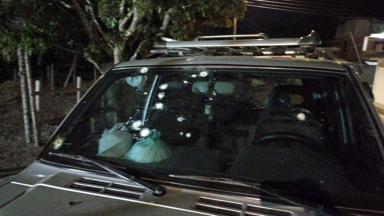 En el vehículo quedaron evidenciado la gravedad del ataque.