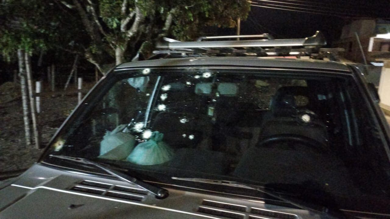 En el vehículo quedaron evidencias de la gravedad del ataque.