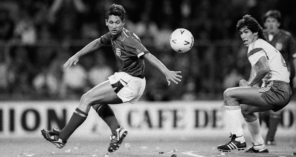 Andrés Escobar, de golpe de cabeza, venció al mítico portero Peter Shilton y marcó el gol del empate (1-1) en el amistoso contra Inglaterra, en 1988. 