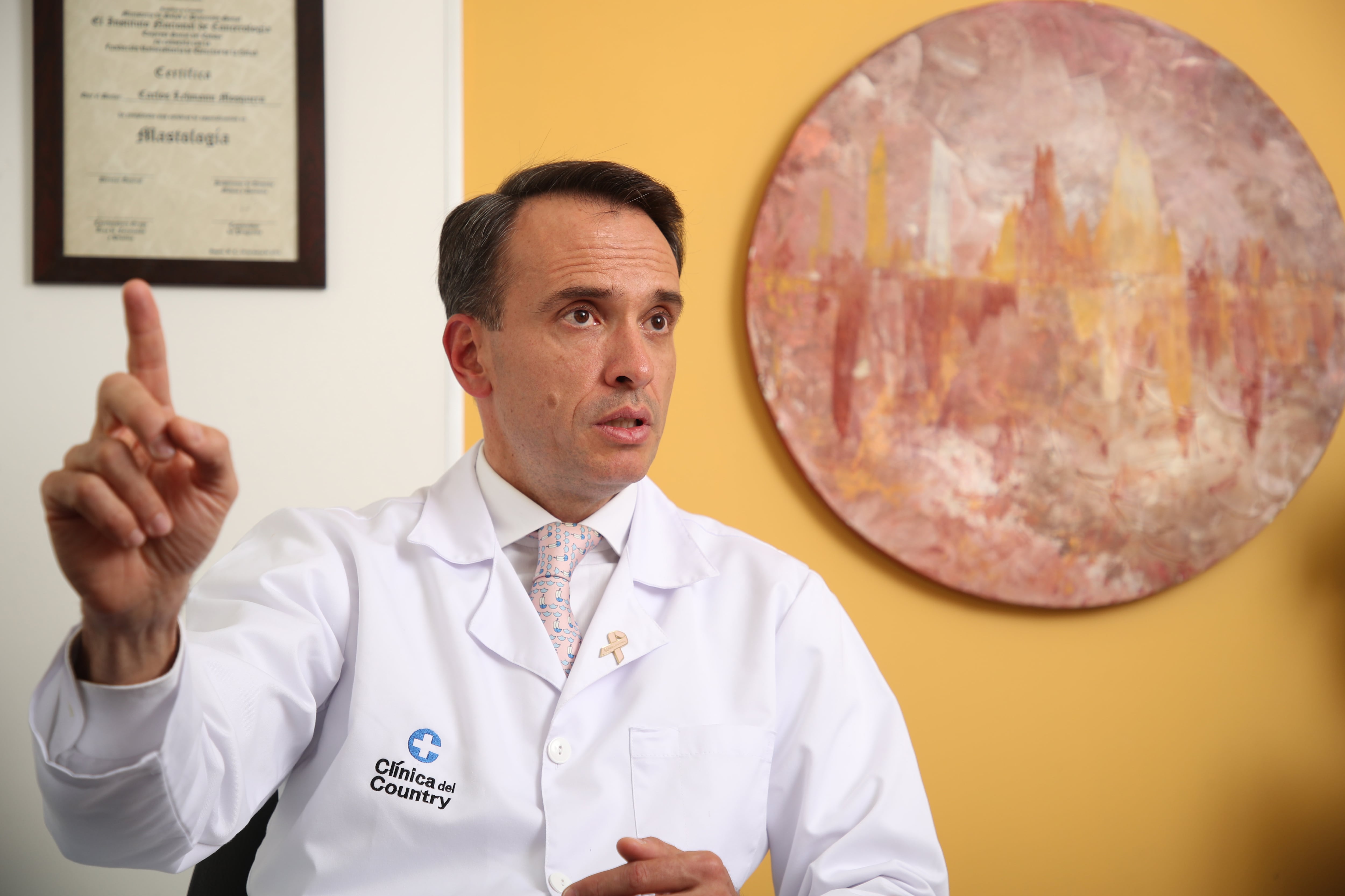 Lo primero es saber que los hombres también pueden desarrollar cáncer de mama. Contamos con una glándula mamaria atrófica, que no se desarrolla como en las mujeres debido a nuestro ambiente hormonal, pero que igualmente puede verse afectada.