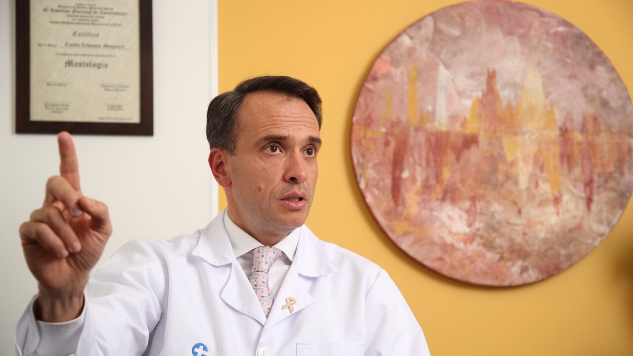 "La reconstrucción inmediata permite que la paciente salga del quirófano con su seno reconstruido, usando tejido propio o prótesis, con resultados naturales y funcionales", Carlos Lehmann Mosquera, cirujano oncólogo de mama.