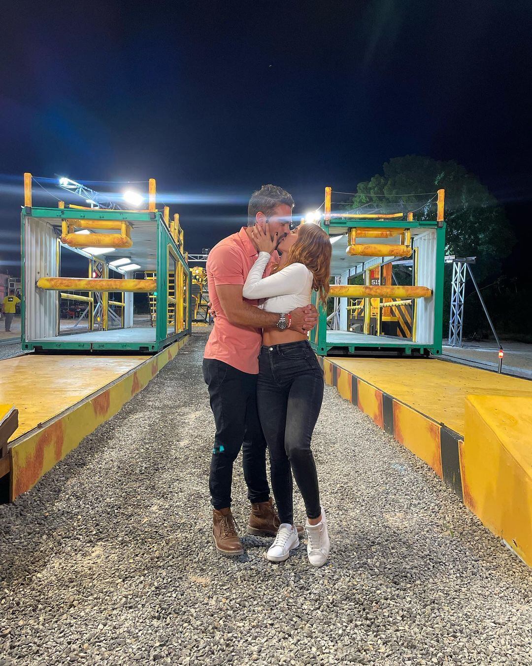 Carmen y Frederik ya no esconden su amor, como lo hicieron por varios meses. Foto: Instagram @cvillaloboss.