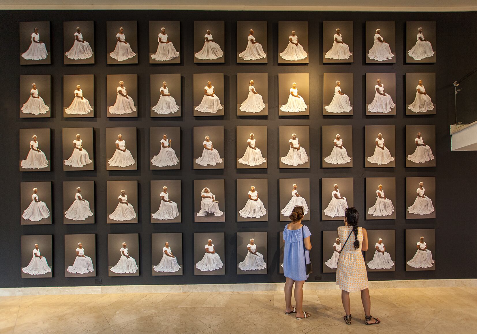 Exposición de la obra Tejiendo calle de Ruby Rumié.