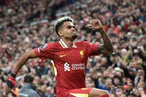 Luis Díaz, jugador del Liverpool, celebrando su gol contra Brentford en la Premier League