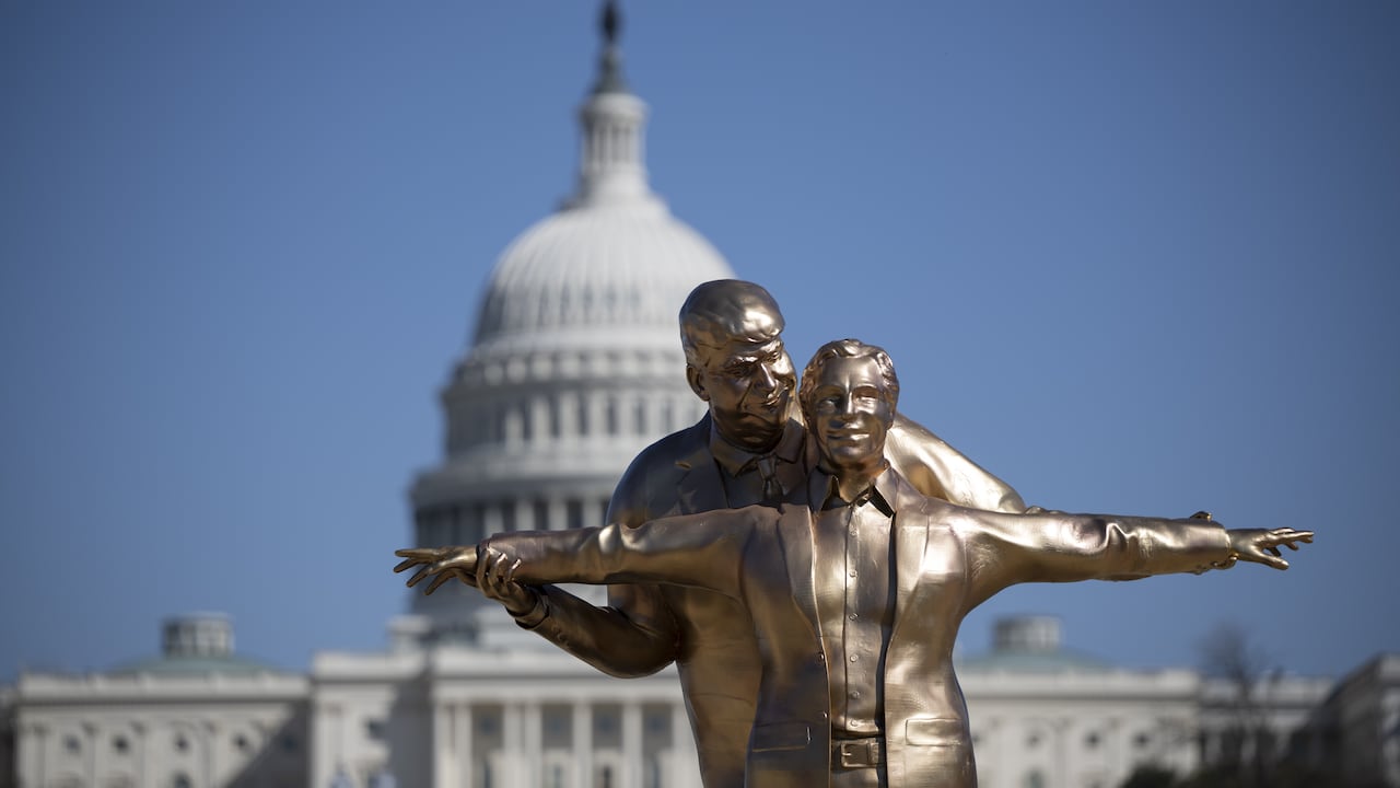 Una estatua satírica que representa al presidente de Estados Unidos, Donald Trump, y al delincuente sexual Jeffrey Epstein.