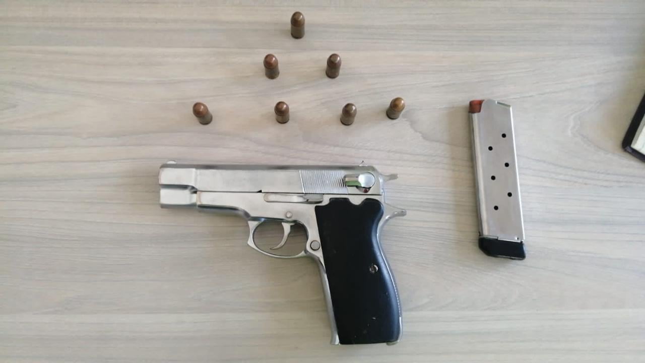 El hombre se desplazaba en una motocicleta y llevaba en su poder una pistola.