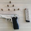 El hombre se desplazaba en una motocicleta y llevaba en su poder una pistola.