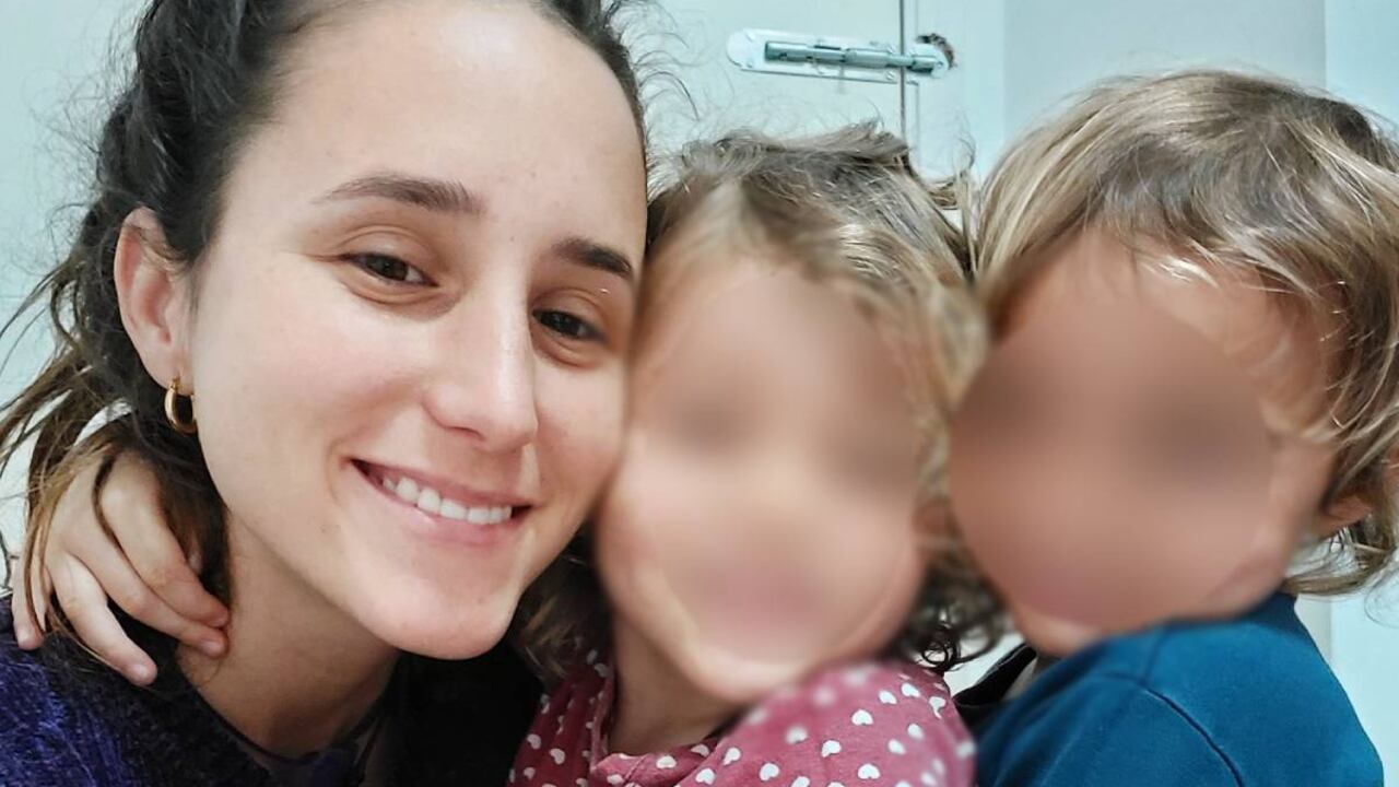 La madre denuncia que su expareja es un hombre violento, y que podría intentar sacar a las niñas de su país.