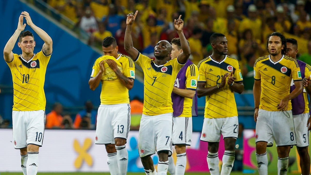 Jugadores de la Selección Colombia celebran tras vencer a Uruguay en los octavos de final de la Copa del Mundo de Brasil 2014.