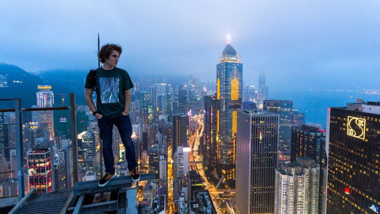 El influenciador Vitaly Raskalov es reconocido por tomarse fotos desde la cima de varios edificios reconocidos al rededor del mundo. Tomada de: @rascalov