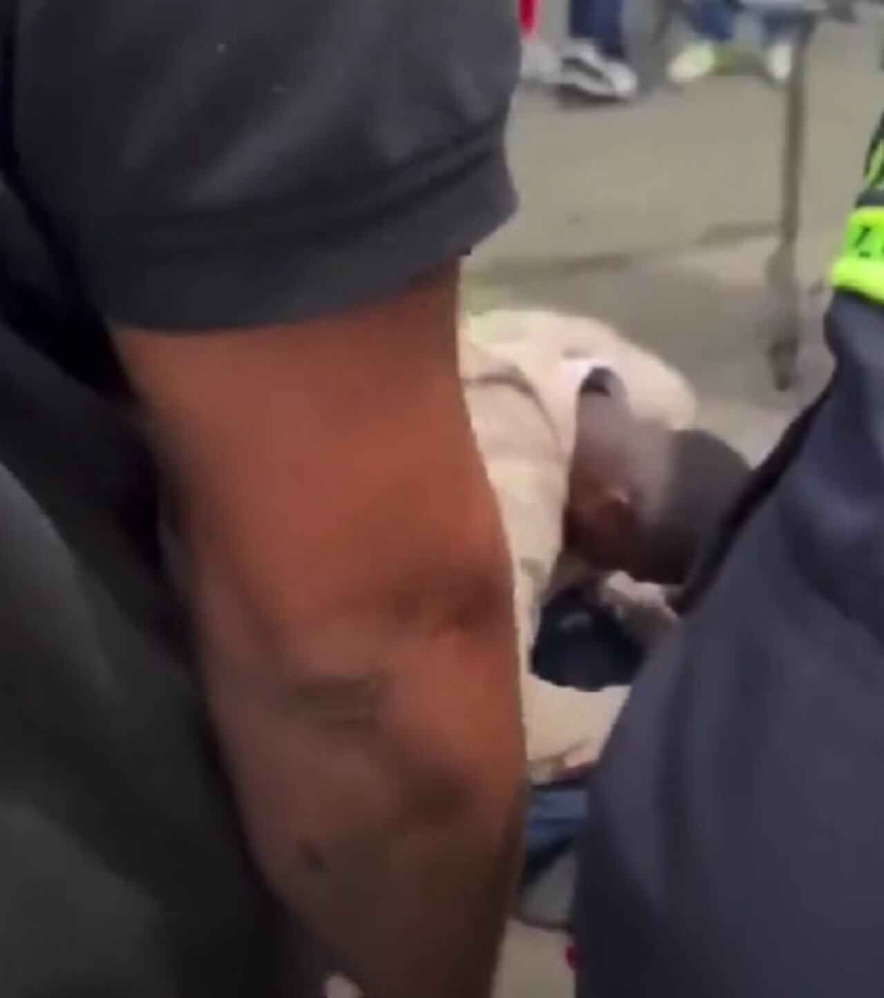 Delincuentes armados roban a cliente que salía de un banco en el norte de Cali.