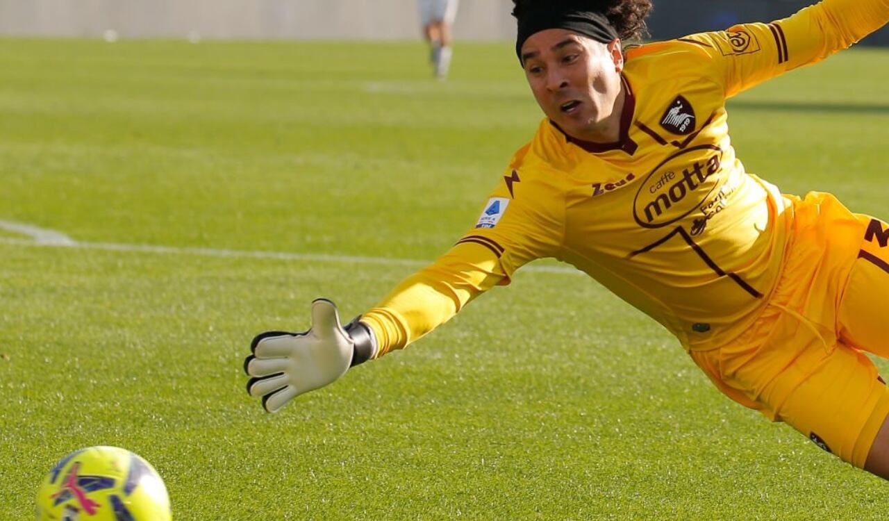Memo Ochoa en acción en el partido ante AC Milán