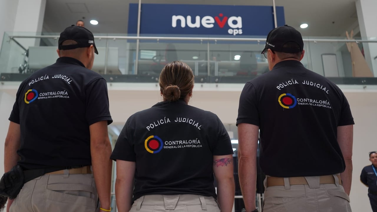 Funcionario de la Policía Judicial de la Contraloría en las instalaciones de la Nueva EPS.