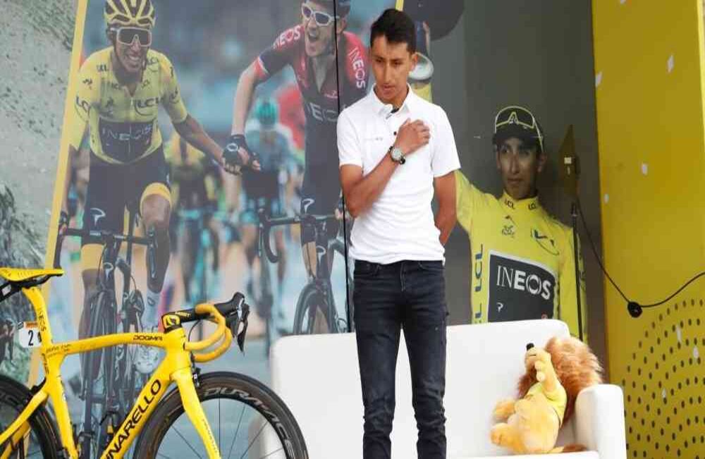 Montado en la misma bicicleta amarilla con la que llegó a los Campos Elíseos, Egan Bernal fue recibido en la Plaza de Zipaquirá desatando el júbilo de los paisanos que lo vieron crecer en esas mismas calles empedradas. Foto: León Darío Peláez / SEMANA