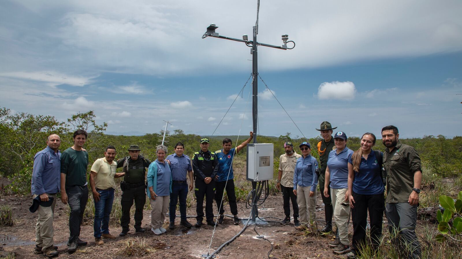 En un hito de la investigación científica y la conservación ambiental, la primera estación climatológica en el Parque Nacional Natural Serranía de Chiribiquete, conocida como “Ajaju,” ha sido exitosamente instalada en lo alto de un tepuy remoto.