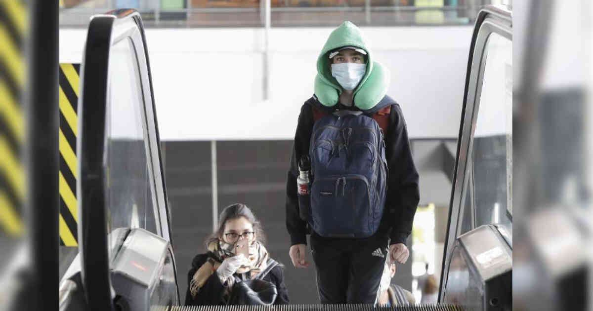 Según los expertos el Coronavirus puede tardar hasta cuatro días en las barandas de las escaleras. Foto: Guillermo Torres/Semana. 