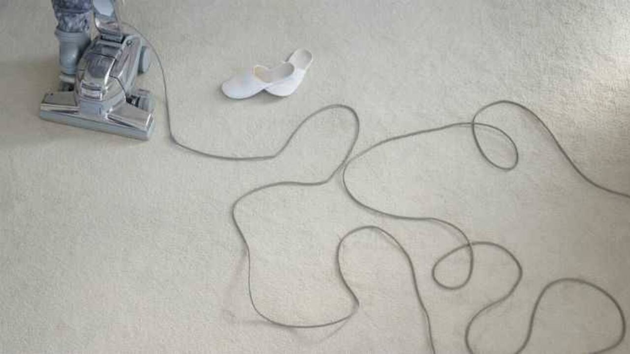 1. Aspiradora: es uno de los sitios menos esperados, ya que implica abrir el electrodoméstico y guardar en un sobre o bolsa plástica el dinero correspondiente. Puede ser una buena estrategia, pero no olvide siempre sacarlo, antes de usarla.