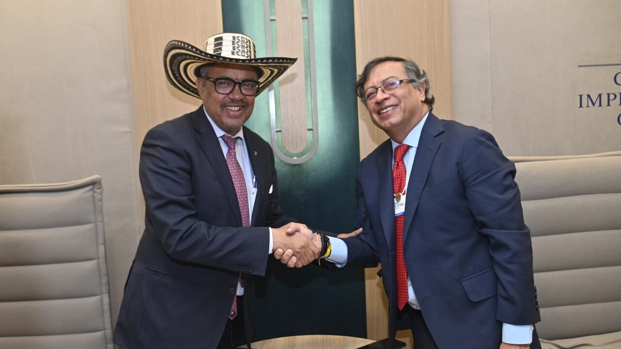 Tedros Adhanom Ghebreyesus, máxima autoridad de la Organización Mundial de la Salud se reunió con el presidente Gustavo Petro en el Foro Económico Mundial.